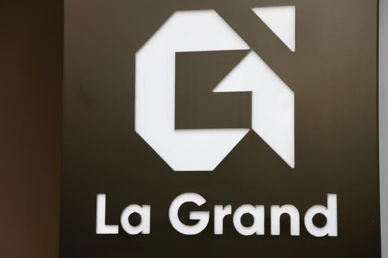 La Grand - New Bazaar Apartment Tirana Exterior foto